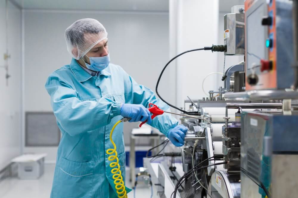 OEE for Medical Device Manufacturing: A Guide to FDA & ISO 13485 Compliance