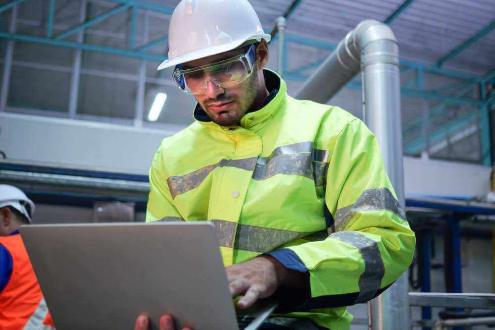 5 Best OEE Software Platforms with Native Field-Ready CMMS Loops (2026 Review)